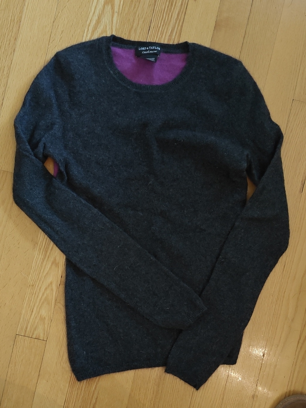 Cashemere 100% Charcoal Crewneck Sweater with Purple Neckline